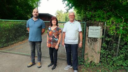 Bild: Bernhard Schultes
Die Verantwortlichen der Bürgerinitiative "Mitbestimmung Bezahlung Kläranlage": Michael Merkl (von links), Monika Wiese und Hermann Stobitzer. Sie setzen trotz der unterschiedlichen Auffassung zur Bezahlung der Kläranlage, weiterhin auf einen fairen Konsens und sachlichen Diskurs mit den Verantwortlichen der Gemeinde Friedenfels.