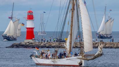 Bild: Jens Büttner/dpa
Zum Auftakt der Hanse Sail fahren Segler vor Warnemünde.