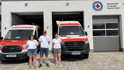 Bild: Heike Unger
Die neue Fahrzeughalle der Wasserwacht-Ortsgruppe Vilseck-Sorghof (von links) Jugendleiterin Hannah Götz, technischer Leiter Bastian Götz und stellvertretende Jugendleiterin Alexandra Rühr freuen sich. Das Tor rechts blieb beim Foto zu dahinter steht das neue Fahrzeug, das erst bei der Halleneinweihung am Samstag vorgestellt wird.