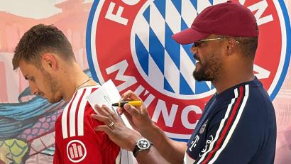 Bild: Christian Kunz/dpa
Trainer Vincent Kompany (r) weckt Hoffnungen auf ein großes Bayern-Jahr.