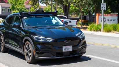 Bild: Andrej Sokolow/dpa
Solche zu selbstfahrenden Autos umgebauten Mustang-Elektroautos von Ford sollen Fahrgäste in London befördern.