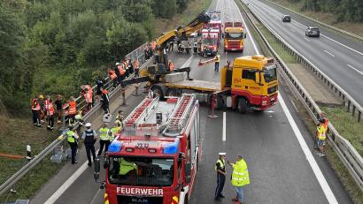 Bild: Armin Weigel/dpa
Einsatzkräfte der Feuerwehr arbeiten nach einem Unfall auf der A 3 bei Nittendorf im Landkreis Regensburg bei Regensburg.