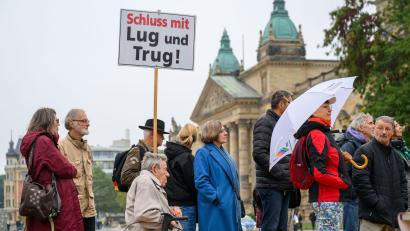 Symbolbild: Hendrik Schmidt /dpa
Teilnehmer einer Kundgebung gegen den Rundfunkbeitrag im vergangenen Jahr vor dem Bundesverwaltungsgericht in Leipzig. Dort entschied der Senat, wie die Verwaltungsgerichte mit den zunehmenden Klagen verfahren sollen.