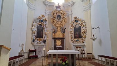 Bild: Karl Ziegler
Im Mittelpunkt der Pfarrkirche Mariä Himmelfahrt steht der reich vergoldete Akanthusaltar, der aus der Zeit rum 1700 herum stammt.