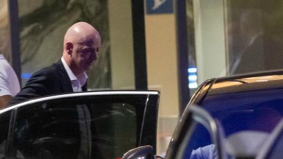 Bild: STR/AP/dpa
Infantino verlässt das Stadion.