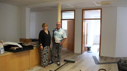Bild: Hans Prem
Geschäftsführerin des Pfegedienst Harmonie GmbH, Ulrike Hubeny Maier, eröffnet Anfang September im Sonnenhaus den "Tagetreff Harmonie". Unterstützt wird sie dabei von Ehemann Thomas Maier.