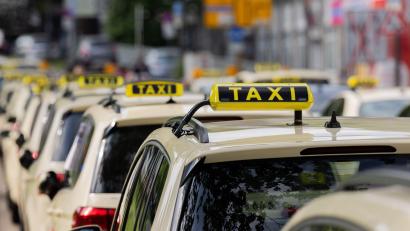 Bild: Rolf Vennenbernd/dpa
Die Taxibranche kämpft seit Jahren gegen den Wettbewerb durch Mietwagenplattformen wie Uber oder Bolt. (Archivbild)