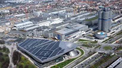 Bild: Sven Hoppe/dpa
Das BMW-Werk München - hier links des Vierzylinder-Hochhauses zu sehen - wurden in den vergangenen Jahren im laufenden Betrieb umgebaut. (Archivbild)