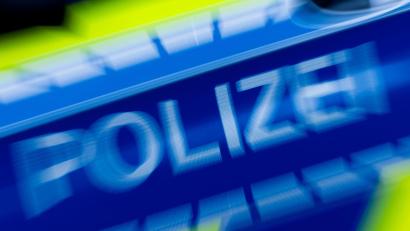Bild: Rolf Vennenbernd/dpa
Die Polizei nahm einen Mann vorläufig fest, der eine Schreckschusswaffe und ein verbotenes Springmesser dabeihatte. (Symbolbild)