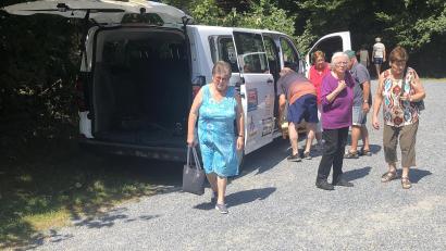 Bild: Werner Robl
Mit einem Shuttle-Service kommen Senioren zur Blockhütte ins Waldnaabtal.