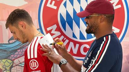Bild: Christian Kunz/dpa
Trainer Vincent Kompany (r) malt - und Josip Stanisic muss raten.