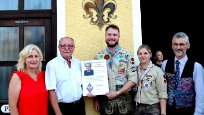 Bild: Grieger
Auf dem Bild von links: 2. Bürgermeisterin Elisabeth Kraus, Hans Grieger, Stammesführer Moritz Heldmann und Kim Ruhnau und Pfarrer Helmut Brügel.