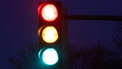 Symbolbild: Jens Büttner /dpa
An der Kreuzung von Regensburger Straße und Dreifaltigkitsstraße in Amberg kam es am Mittwochabend zu einem Unfall.