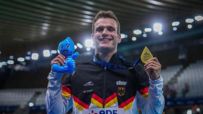 Bild: Aurelien Morissard/AP/dpa
Moritz Wesemann feiert seinen Sieg mit der Goldmedaille.