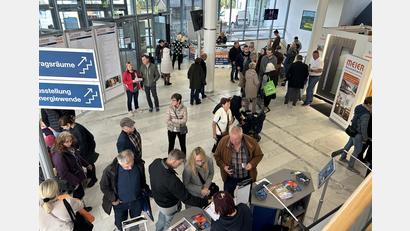 Bild: exb
Die Bau- und Immobilienmesse meinZuhause! Nordoberpfalz findet am 10. und 11. Oktober 2026 in der Max-Reger-Halle (Dr.-Pfleger-Straße 17, 92637 Weiden) statt.