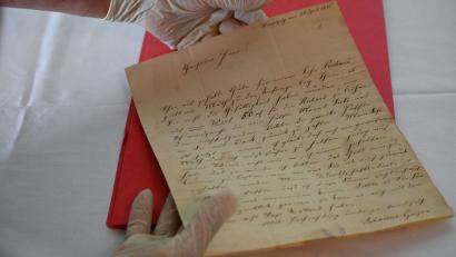 Bild: Katharina Kausche/dpa
Die Richard-Wagner-Stätten in Graupa bei Dresden sind um ein wertvolles Originaldokument reicher - einen Brief von Wagners Mutter Johanna Rosine Wagner.