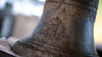 Bild: Philip Dulian/dpa
Die Schiffsglocke der 1714 vor der Küste des heutigen Mecklenburg-Vorpommern gesunkenen schwedischen Fregatte „Postillon“ gilt als spektakulärer Fund.