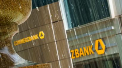 Bild: Andreas Arnold/dpa
Seit fast zwei Jahren wehrt sich die Commerzbank gegen eine Übernahme. (Archivbild)