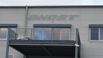 Archivbild: jut
Ghost wird immer mehr zum Geist in Waldsassen: Das Firmenlogo am ehemaligen Ghost-Gebäude wurde bereits vor Monaten abgenommen (hier ein Bild aus dem Dezember 2025). Zuvor waren Produktion und Logistik aus Waldsassen abgezogen worden.