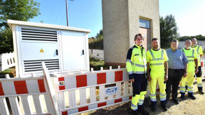 Bild: Norbert Weis
Beim Ortstermin an der alten Trafo-Turmstation und der neuen digitalen Kompaktstation in Pürschläg (von links): Markus Windisch (Kommunalmanager des Bayernwerks für den Landkreis Amberg-Sulzbach), Markus Segerer (Leiter des Kundencenters in Parsberg), Bürgermeister Dieter Dehling, Jürgen Hauer und Stefan Bücherl (beide vom Kundencenter Parsberg).