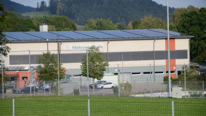 Bild: Arnold Koch
Die PV-Anlage auf der Mehrzweckhalle ist eine Erfolgsgeschichte. Bereits nach 15 Jahren ist sie abbezahlt.