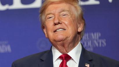 Bild: Mark Schiefelbein/AP/dpa
Engpässe im US-Militär bei Waffen und Munition als Folge des Iran-Kriegs? US-Präsident Donald Trump weist diese Bericht zurück und droht allen, die das behaupten, mit langen Haftstrafen.