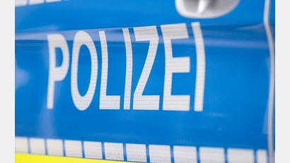 Bild: Boris Roessler/dpa
Die Polizei hat nach der körperlichen Auseinandersetzung mehrere Wohnungen durchsucht. (Symbolbild)