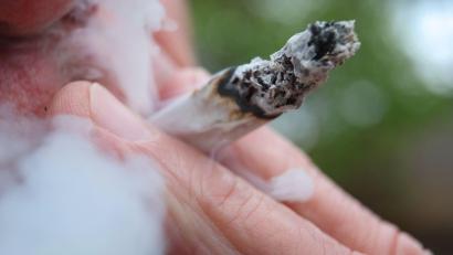 Bild: Karl-Josef Hildenbrand/dpa
Ein 15-jähriger Cannabiskonsument wollte sich laut Polizei nicht kontrollieren lassen – am Ende ist ein Polizist schwer verletzt. (Symbolbild)