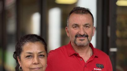 Bild: upl
Selvent und Mahmut Duran schließen ihr Obst- und Gemüsegeschäft in der Steinhofgasse. Damit geht ein Stück Amberger Stadtgeschichte zu Ende.