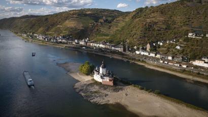 Bild: Thomas Frey/dpa
Das Niedrigwasser am Rhein belastet die deutsche Wirtschaft.