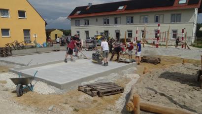 Bild: Wolfgang Houschka
In unmittelbarer Nähe des sanierten Bahnhofsgebäudes entsteht in Freihöls ein Kinderspielplatz. Um die Gemeinde beim Bau zu unterstützen und um Kosten zu sparen, packte die Dorfbevölkerung in einer vorher sorgfältg geplanten Aktion mit an. "Tolle Sache", lobte der Bürgermeister.