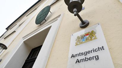 Symbolbild: Petra Hartl
Zu einem Jahr und sechs Monaten auf Bewährung wurde vor dem Amtsgericht Amberg ein Mann verurteilt, der seine Adoptivtochter sexuell missbraucht hatte.
