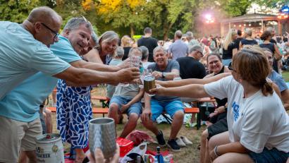 Bild: Marina Gube
Die Besucher genießen die Premiere der Hip-Hop-Sommerserenade im Max-Reger-Park.