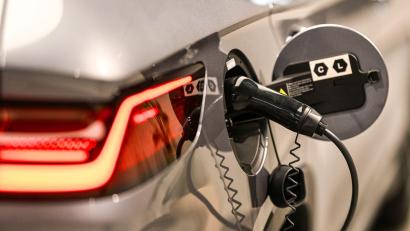 Bild: Jens Kalaene/dpa
Dank einer Förderung des Bundes steigt die Nachfrage nach E-Autos derzeit stark an. (Symbolfoto)