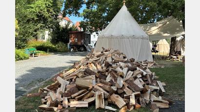 Bild: san
Futter für die Feuerschalen: Zehn Ster Holz wurden bereits am Mittwoch am Maxplatz angeliefert.