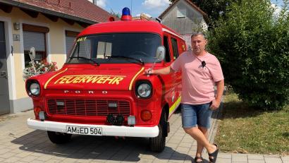 Bild: Heike Unger
Der alte Ford Transit der Feuerwehr Sunzendorf mit ihrem Vorsitzenden Norbert Pöllinger war das älteste Feuerwehrauto im Landkreis Amberg-Sulzbach. Nach 48 Dienstjahren wird er jetzt ausgemustert.