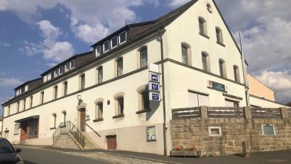 Bild: Werner Robl
Nach dem Umbau und der Sanierung des Leerstandes "Schwarzer Adler" in der Plößberger Hauptstraße soll im Anwesen neues Leben einkehren.
