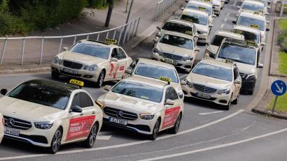 Bild: Rolf Vennenbernd/dpa
Die Taxibranche fordert Mindestpreise für die Mietwagenplattformen. (Archivbild)