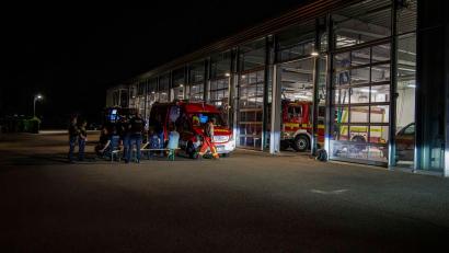 Bild: Frank Molter/dpa
Einsatzkräfte treffen sich vor der Feuerwehrwache in Preetz.