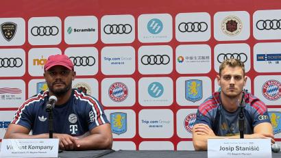 Bild: Christian Kunz/dpa
Vor dem Test gegen Aston Villa: Bayern-Trainer Kompany (l) mit Verteidiger Stanisic.