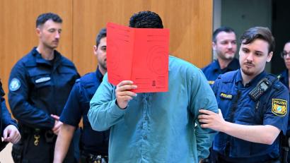 Bild: Sven Hoppe/dpa
Der 25-Jährige kurz vor seiner Verurteilung vor dem Oberlandesgericht München.