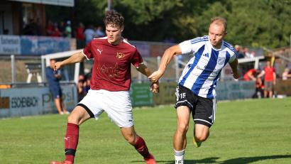 Bild: Dieter Jäschke
Der Eschenbacher Josef Gradl (links) behauptet den Ball im Saisonauftaktspiel gegen den SV Altenstadt/WN: Die Kicker vom Rußweiher wollen nach zwei Niederlagen zum Saisonstart im Heimspiel gegen den TSV Erbendorf punkten.
