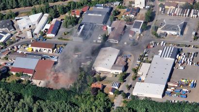Bild: mür
Der Brand in der Recycling-Firma in Weiherhammer fordert am Freitagnachmittag etliche Einsatzkräfte.