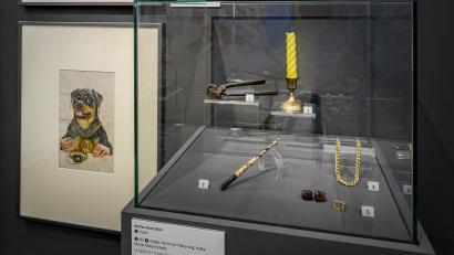 Bild: Marcus Rebmann
Vitrine mit Arbeitsutensilien von Michael Mathias Prechtl im Stadtmuseum Amberg.