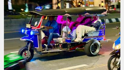 Bild: Carola Frentzen/dpa
Für Touristen aus aller Welt gehört eine Fahrt mit einem knatternden Tuk-Tuk zum Bangkok-Besuch einfach dazu.