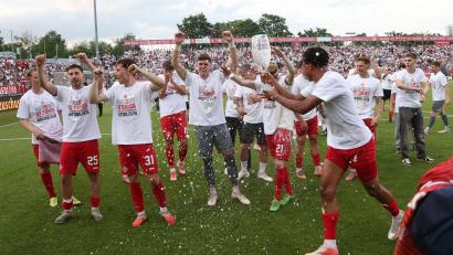 Bild: Karl-Josef Hildenbrand/dpa
Die Würzburger Kickers ließen es nach der Relegation krachen. (Archivbild)
