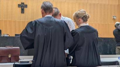 Bild: wüw
Rücksprache mit dem Mandanten: Nach dem Rechtsgespräch informieren Verteidigerin Stefanie Amann und Verteidiger Rouven Colbatz ihren Mandanten. Eine Einigung hat es am Donnerstag nicht gegeben.