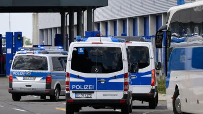 Bild: Hendrik Schmidt/dpa
Der Vorfall am Flughafen Leipzig/Halle wirft die Frage nach der Sicherheit in Deutschland neu auf.