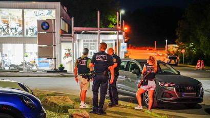 Bild: Enrique Kaczor/dpa
Die Polizei prüft nach Schüssen auf ein Auto, ob es sich um einen Hinterhalt gehandelt haben könnte.
