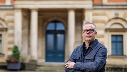 Bild: Daniel Karmann/dpa
Marcus Lobbes, Direktor der Akademie für Theater und Digitalität in Dortmund, ist als Kurator bei den Bayreuther Festspielen verantwortlich für die künstlerisch-technische Konzeption des „Ring des Nibelungen“. (Archivbild)